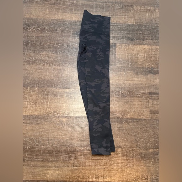 SPANX LOOK AT ME NOW BLACK CAMO LEGGING SIZE Medium - Picture 3 of 4